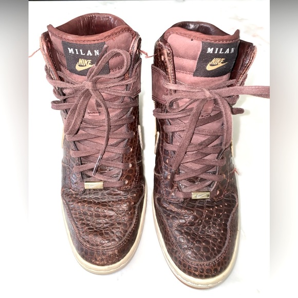 NIKE MILAN
WMNS DUNK SKY HI CITY FW QS 
METALLIC GOLD / CHOCOLATE 
US (7) /EU 38 - Picture 6 of 13